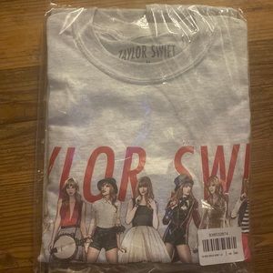 ♥️Taylor Swift Grey Long Sleeve Red Eras Tee Medium♥️